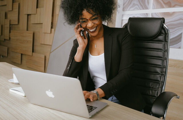 <ul>
<li>Le service d’assistance juridique permet aux membres de <strong>recevoir des conseils juridiques dispensés par des avocats qualifiés</strong>, sur divers sujets tels que :  les contrats, les processus d’appel d’offre, la responsabilité civile, l’utilisation de la propriété par des tiers, les droits de passage, les servitudes, etc.</li>
<li>Ce type de service <strong>peut être utile avant d’engager les services d’un avocat.</strong></li>
<li>Ces services téléphoniques sont<strong> illimités et disponibles en tout temps.</strong></li>
</ul>
